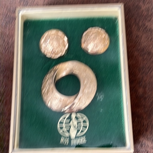 Miss Universe vintage brooch and clip-on earring set - Picture 8 of 10